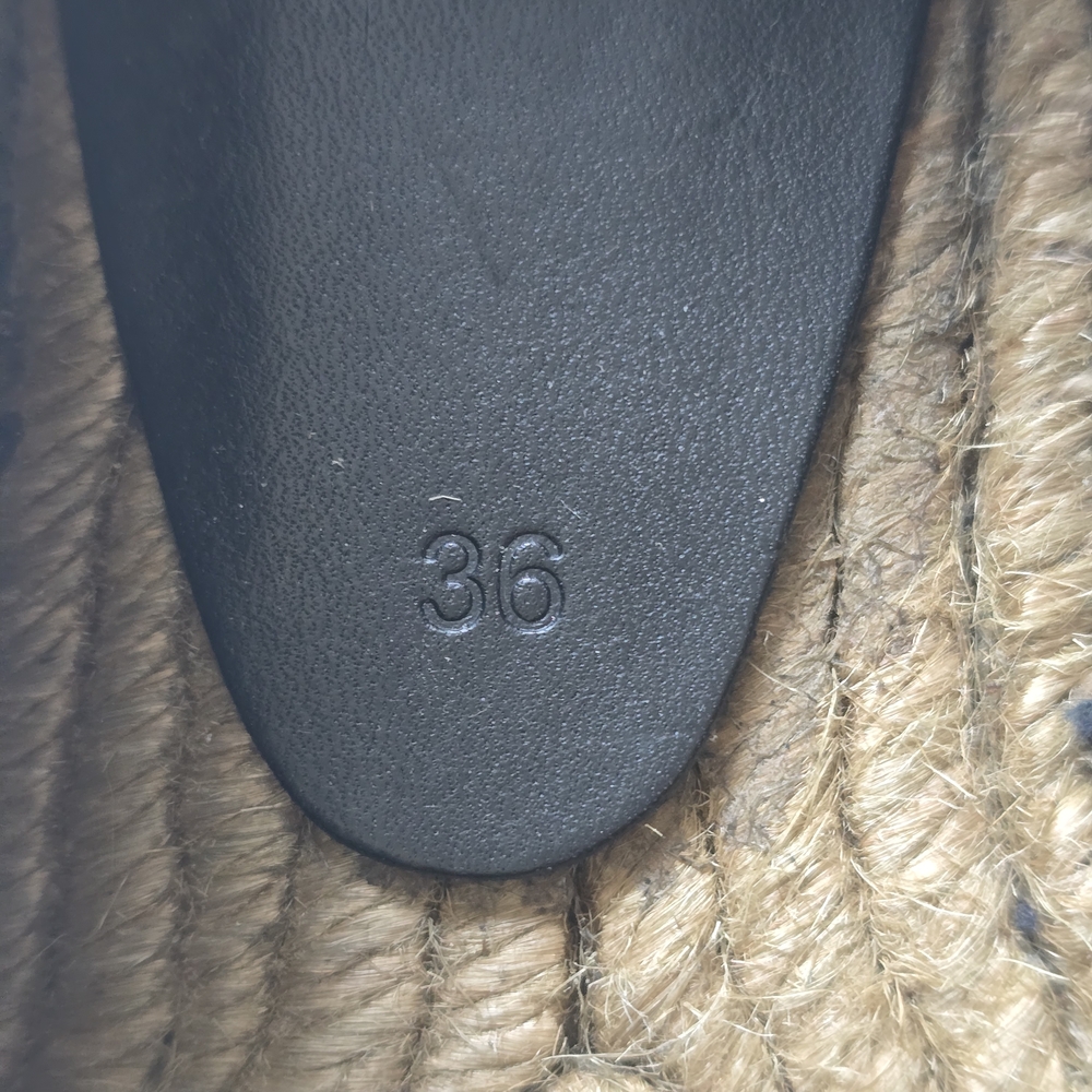 Saint Laurent Tan Textured Sole - Picture 9 of 10